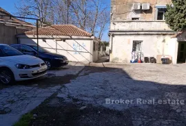 Kuća s građevinskim zemljištem na odličnoj lokaciji, Kaštela, Maison