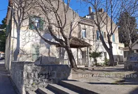 Kuća s građevinskim zemljištem na odličnoj lokaciji, Kaštela, House