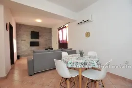 Dvojna apartmanska kuća, Kaštela, Haus