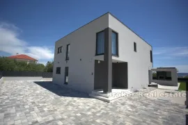 Novoizgrađena villa s bazenom, Kaštela, Дом