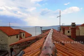 Kuća s pogledom na more, Kaštela, بيت