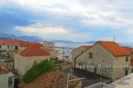 Kuća s pogledom na more, Kaštela, بيت