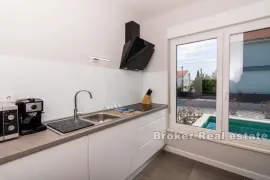 Kompleks od dvije vile s bazenom, Kaštela, House