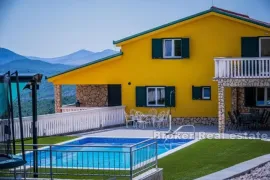 Vila s bazenom u prekrasnoj prirodi, Kaštela, Haus