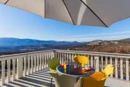 Vila s bazenom u prekrasnoj prirodi, Kaštela, Maison