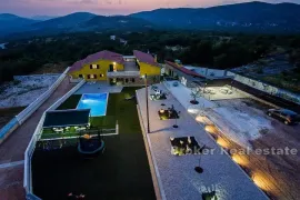 Vila s bazenom u prekrasnoj prirodi, Kaštela, Maison