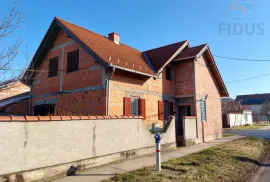 Stambeno - poslovna zgrada - Vukovar (Borovo Naselje), Vukovar, بيت