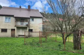 Gorski Kotar, Lokve - samostojeća kuća sa okućnicom uz potok 1282 m2, Lokve, Kuća