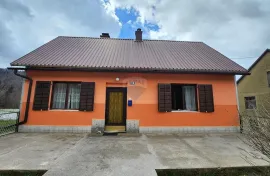 Gorski Kotar, Lokve - samostojeća kuća sa okućnicom uz potok 1282 m2, Lokve, Kuća