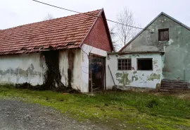 Karlovačka županija,Plaški - Kuća sa dvije dvorišne zgrade i građevinskim zemljištem, Plaški, Casa