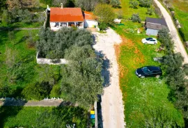 Rovinj,5km-prekrasna kućica u cvijeću na 1230m2 okućnice, Rovinj, Σπίτι