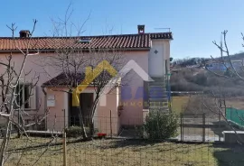 Kuća, poslovno-stambena zgrada i dvije garaže- 836m2, Kanfanar, Maison