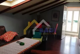 Kuća, poslovno-stambena zgrada i dvije garaže- 836m2, Kanfanar, Maison