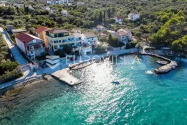 Otok Ugljan, kuća s pet apartmana tik uz more, Kukljica, Дом