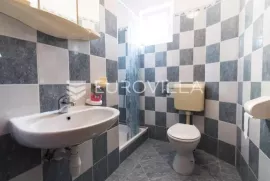 Otok Ugljan, kuća s pet apartmana tik uz more, Kukljica, Дом