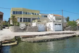 Otok Ugljan, kuća s pet apartmana tik uz more, Kukljica, Дом