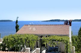 KORČULA, KAMENA VILLA UZ MORE S BAZENOM, Blato, Дом