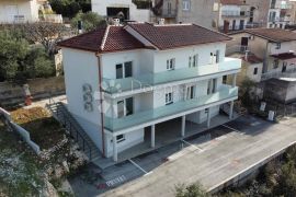 PRIMOŠTEN- APARTMANSKA KUĆA S ODLIČNIM POGLEDOM, Primošten, Famiglia