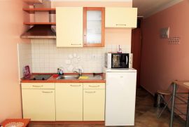 TISNO STAN OD 175 m2 U PREKRASNOJ APARTMANSKOJ KUĆI NADOMAK MORA, Tisno, Stan