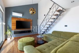 Solin novouređen stan u visokom potkrovlju 3S+DB, Solin, Appartement