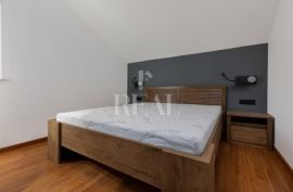 Solin novouređen stan u visokom potkrovlju 3S+DB, Solin, Appartement