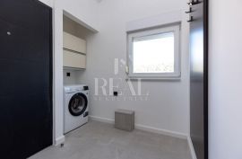 Solin novouređen stan u visokom potkrovlju 3S+DB, Solin, Appartement