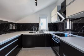 Solin novouređen stan u visokom potkrovlju 3S+DB, Solin, Appartement