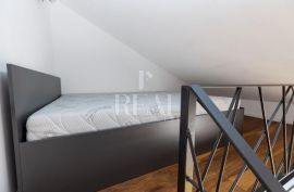 Solin novouređen stan u visokom potkrovlju 3S+DB, Solin, Appartement