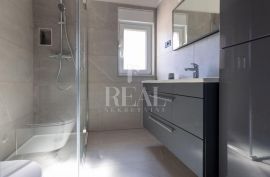 Solin novouređen stan u visokom potkrovlju 3S+DB, Solin, Appartement