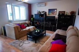 Lijepi prostrani stan sa terasom od 40 m2, Crikvenica, Appartment