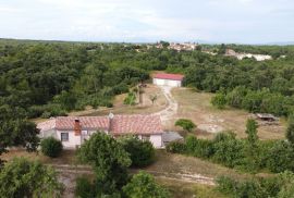 KUĆA S KOMPLEKSOM GRAĐEVINSKOG I POLJOPRIVREDNOG ZEMLJIŠTA, Marčana, Casa