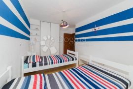 PREKRASNA KUĆA SA 5 APARTMANA, Zadar, Casa