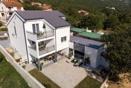 TRIBALJ - moderna villa, bazen, okućnica!, Vinodolska Općina, Famiglia