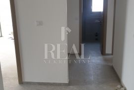 POREČ-OKOLICA, stan u prizemlju prekrasne novogradnje sa bazenom i okućnicom, 3S+DB od 108m2, Poreč, Appartment