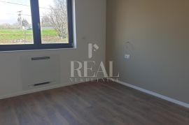 POREČ-OKOLICA, stan u prizemlju prekrasne novogradnje sa bazenom i okućnicom, 3S+DB od 108m2, Poreč, Appartment