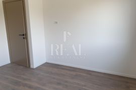 POREČ-OKOLICA, stan u prizemlju prekrasne novogradnje sa bazenom i okućnicom, 3S+DB od 108m2, Poreč, Appartment