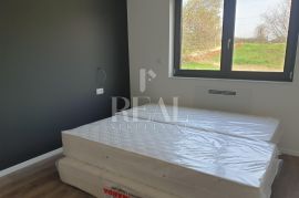 POREČ-OKOLICA, stan u prizemlju prekrasne novogradnje sa bazenom i okućnicom, 3S+DB od 108m2, Poreč, Appartment