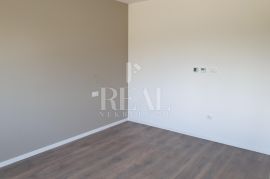 POREČ-OKOLICA, stan u prizemlju prekrasne novogradnje sa bazenom i okućnicom, 3S+DB od 108m2, Poreč, Appartment