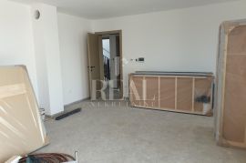 POREČ-OKOLICA, stan u prizemlju prekrasne novogradnje sa bazenom i okućnicom, 3S+DB od 108m2, Poreč, Appartment