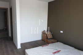 POREČ-OKOLICA, stan u prizemlju prekrasne novogradnje sa bazenom i okućnicom, 3S+DB od 108m2, Poreč, Appartment