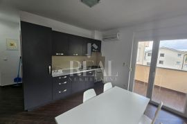 SAMO KOD NAS Kuća sa 7 apartmana ,2S+DB sa balkonom,55m2, Karlobag, بيت