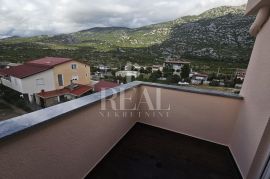 SAMO KOD NAS Kuća sa 7 apartmana ,2S+DB sa balkonom,55m2, Karlobag, بيت