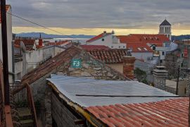 VODICE, stan u kamenoj kući, centar, 250 m do rive, pogled na more, Vodice, Wohnung