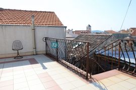 VODICE, stan u kamenoj kući, centar, 250 m do rive, pogled na more, Vodice, Wohnung