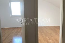 APARTMAN S 3 SPAVAĆE SOBE, 1. RED DO MORA, POVLJANA - PAG, Povljana, شقة