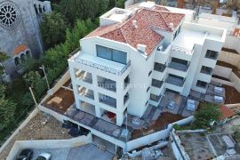 OPATIJA - CENTAR, stan od 75,68 m2 sa okućnicom 75,53 m2, Opatija, Apartamento