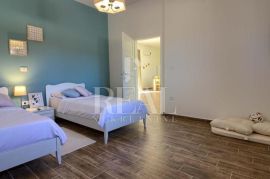 Moderna Villa 180m2, infinity bazen, jaccuzi !, Svetvinčenat, Σπίτι