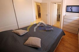 Luksuzni stan 95m2-opremljen-2 parkinga, Medulin, Appartment