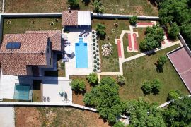 Villa sa prostranom okućnicom i bazenom Svetvinčenat, Istra, Svetvinčenat, Haus