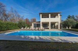 Prekrasna mediteranska vila s bazenom, natkrivenom vanjskom kuhinjom, nadstrešnicom za automobil na traženoj lokaciji ​, Poreč, House